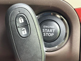 【キーレススタートシステム】カバンやポケットに入れたままでもドアの施錠・解錠が可能なスマートキーを装備。エンジンのオン・オフ時もカギを取り出す必要が無いからとっても便利です♪