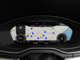 重厚感と安定感があり、同時にダイナミックさも備えるAudiの走り。機能やデザインが革新的なメーター。