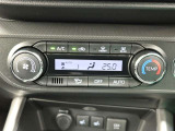 オートエアコンを装備しておりますので、四季を通じて車内を快適な温度に保つことが出来ます!高級感が有りますね!