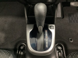 CVT車のセレクトレバーです。低速から高速まで、変速ショックのないスムーズな走りを実現するとともに、エンジン効率のよい領域を維持することで燃費にも貢献します。