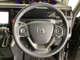 ハンドルにHondaセンシング系のクルーズコントロールやレーンキープアシストなどのスイッチと、オーディオの操作スイッチが装備されています。ハンドルから手を離さず安全に操作できます。