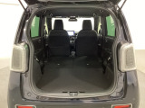 リアシートの背もたれを倒してさらに広々としたトランクスペースになります。段差も少なく荷物の出し入れもしやすくなっています。