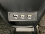 セレクトレバーの下に、スマートフォンなどの充電可能なUSB端子が2個、音源などの外部入力の可能なUSB端子が1個ついています。移動中に充電もできるので便利です。