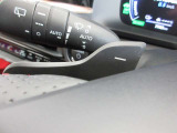 ステアリングから手を離すことなく指先の操作で俊敏なシフトアップ&シフトダウンが可能なパドルシフトを装備。素早いシフトチェンジを楽しめスポーティな走りを演出します♪