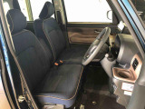 運転席の座面高さを調整できるシートリフターが付いています。フロントシートはベンチシートを採用で、座面も広く使い勝手もいいですよ♪
