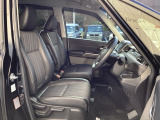 フロントシートはベンチシートです。ベンチシ―トは運転席と助手席の移動もスムーズ!狭い駐車場での乗り降りに便利です。シートの間にコンソールボックスやドリンクホルダーがないため、車内空間も広く感じます