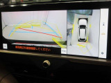 パノラミックビューモニター付きです。車両を上から見たような映像をディスプレイオーディオ画面に表示。運転席からの目視だけでは見にくい、車両周辺の状況をリアルタイムでしっかり確認できます。