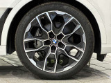 純正アルミホイールは、足周りの軽量化、ブレーキの冷却にも大変優れ、気持ちの良いクルージングを演出してくれます。