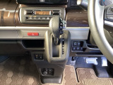 足元スッキリ、インパネシフトです。パーキングブレーキはフットブレーキタイプなので、運転席と助手席の間がスッキリしています。
