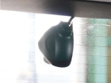 この車にはリアにもドライブレコーダーを装備しております◆映像・音声などを記録する自動車用の装置です。 もしもの事故の際の記録はもちろん、旅行の際の思い出としてドライブの映像を楽しむことができます。