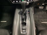 CVT車のセレクトレバーです。低速から高速まで、変速ショックのないスムーズな走りと、エンジン効率のよい領域を維持して燃費にも貢献します。サイドブレーキはスイッチ操作の電子制御パーキングブレーキです。