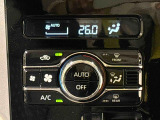 AUTOエアコンを装備しています♪室内の温度を設定するとセンサーが室温を感知して、温度、風量を自動的にコントロ-ルして快適な空間を作ってくれます!