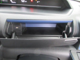 運転席正面の収納ボックスになります。