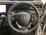 ハンドルにHondaセンシング系のクルーズコントロールやレーンキープアシストなどのスイッチと、オーディオの操作スイッチが装備されています。ハンドルから手を離さず安全に操作できます。