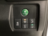 Hondaセンシング用の、VSA(ABS+TCS+横滑り抑制)解除とレーンキープアシストシステムのメインスイッチなどはハンドルの右側に装備しています。燃費に役立つECONボタンもここです。