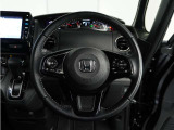 【Honda SENSING】 カメラ等装置で精度の高い検知能力を発揮、安全運転を支援します。ステアリング上のコントローラーに注目!