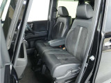運転席と助手席は足元が繋がっているので自由に行き来しやすいので駐車場が狭いときでも助手席側からスムーズに乗り降りできて便利!