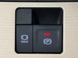 【電動パーキングブレーキ+オートブレーキホールド機能】 指先だけで簡単に操作が可能なパーキングブレーキ、スイッチを押すとブレーキペダルから足を離してもブレーキを保持できるオートブレーキホールド搭載
