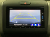 バックでの車庫入れも安心です! リアカメラが付いているバックモニター付のナビを装備しております。操作線もついており距離感も画面から確認できます。