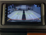 バックモニターで、後方を確認しながら安心して駐車することができます。※カメラが映し出す範囲は限られています。必ず車両周辺の安全を直接確認してください。