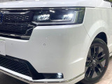 【LEDヘッドライト】悪天候や夜間走行時も良好な視界を確保し安心して運転できる高輝度LEDヘッドライトを装備!点灯速度が早く、消費電力も抑えられています。