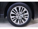 高輝度シルバー塗装の純正のアルミホイール装着。タイヤサイズは225/55R19です