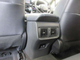後席用にもエアコンの吹き出し口があり快適です。どの席に座っても快適なドライブが楽しめます♪