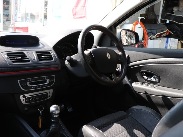 メガーヌエステートGT 220