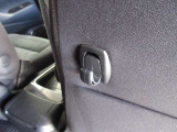運転席シートバックには買い物袋等が掛けられる便利なフック