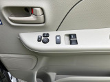 ドアミラーの操作調整が運転席ドアにあるスイッチで調整可能な電動格納式リモコンドアミラーを装備!フロントドアはパワーウインドーも装備!
