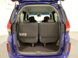 開口部も広く荷物の積み下ろしもしやすいお車となっております。3列目シートは5:5の割合で背もたれを倒しシートの跳ね上げができます。