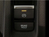 指先の操作でパーキングブレーキの「作動と解除」が行うことができる装備。ブレーキペダルから足を離しても停止し続けてくれるオートブレーキホールド機能。信号待ちなどの際には便利。ECO運転で低燃費走行♪