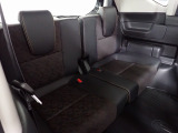 ゆったり座れる3列目シートです。たっぷりとした厚み、足もとや頭上の余裕ある空間でゆったりくつろげます♪