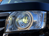 【LEDヘッドライト】悪天候や夜間走行時も良好な視界を確保し安心して運転できる高輝度LEDヘッドライトを装備!点灯速度が早く、消費電力も抑えられています。