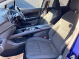 運転席シートには肘掛もついてます。