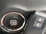 【キーレススタートシステム】カバンやポケットに入れたままでもドアの施錠・解錠が可能なスマートキーを装備。エンジンのオン・オフ時もカギを取り出す必要が無いからとっても便利です♪