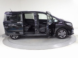 Honda独自のセンタータンクレイアウト、低床設計で床が低くドアも大きく開きますので、女性やお子様、ご年配の方にも一段と乗り降りがしやすくなっています。