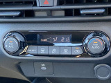 すっきりした運転席周りにはナビやエアコンの操作パネルを設置しております。