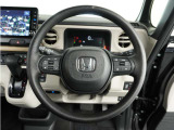【Honda SENSING】 カメラ等装置で精度の高い検知能力を発揮、安全運転を支援します。ステアリング上のコントローラーに注目!