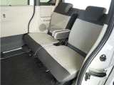 後部座席もゆったりくつろげます。長時間のドライブも楽々!楽しさは道中の車内から始まっています!このベンチシートに座って、みんなで和気あいあい盛り上がりましょう!
