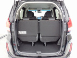 テールゲートを開ければ高さと幅のあるラゲッジスペースが姿を現します。床も低く荷物の積み下ろしも楽々です。
