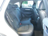 後部座席も広々スペースです。大きな座面とリクライニング機能でゆったりロングドライブをお楽しみいただけます。