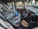 前席は人気のベンチシートタイプなので運転席、助手席の行き来が楽々です☆