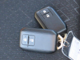 キーをポケットに入れたままでもエンジンON/OFF、ドア施錠/開錠可能♪便利なスマートキー付です♪