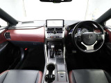 上質で落ち着いた印象のインパネ。視界も広々で運転しやすいです。