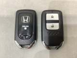 スマートキーを装備しています。鍵を差し込むことなくドアロックの開け閉めと、スタートボタン操作でのエンジンスタートができます。スペアキーも同じものを用意しております。