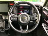 インテリアに合わせたデザインのステアリングは、運転される方のことも考え、運転しやすい形状、大きさです。是非一度、実際に触ってお確かめください。