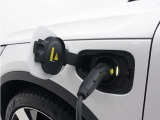 コンセントタイプ(3kW)やウォールボックスタイプ(6kW)の充電器を用いて、ご自宅で簡単充電。一般的な家庭用の200V交流充電ケーブルでは、約8時間で80%まで充電!1時間あたり7~14kmを走行できる電力を充電できます。