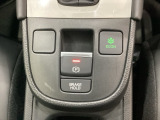 セレクトレバーの下に電子制御パーキングブレーキがあります。スイッチひとつで、停車した地点の傾斜などをシステムが検知・判断してブレーキ力を自動的に最適制御し、しっかり停車できるパーキングシステムです。