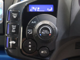 フルオートエアコンが装備されています!お好みの温度設定をするだけでエアコンの風量やモードの切り替えを自動でコントロールしてくれます!ユーザーの操作が少なく燃費走行にもつながります!